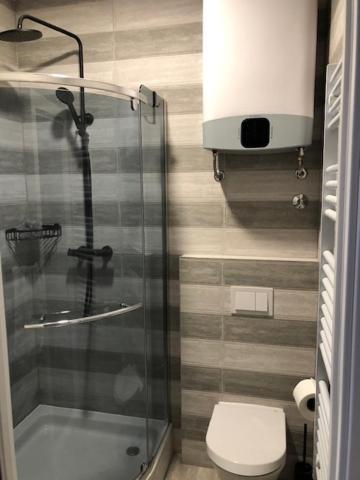 Bedroom With Bathroom Shower Split Bagian luar foto