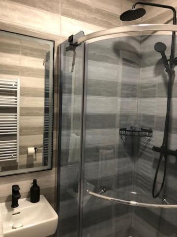 Bedroom With Bathroom Shower Split Bagian luar foto